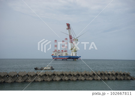富山県入善町沖の洋上風力発電設備据え付けの様子 102667811