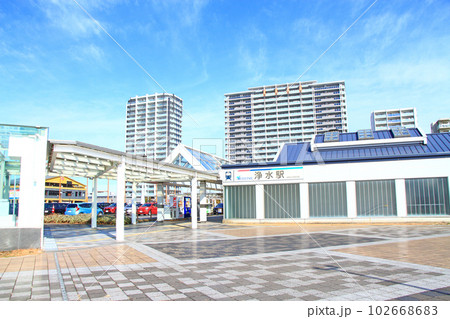 名鉄豊田線、浄水駅とマンションの風景 102668683