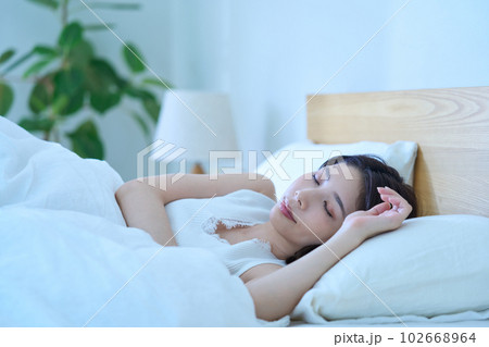 ベッドで眠る若い女性 ベッドで眠る若い女性 102668964
