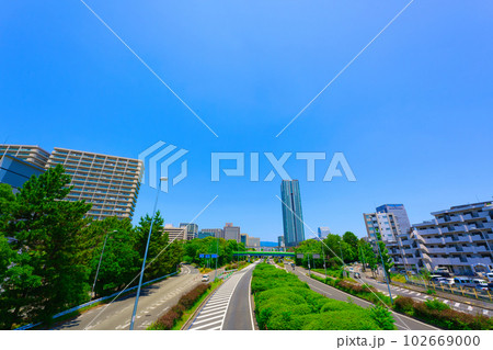 【大阪府】6月・新御堂筋と千里中央駅周辺の都市風景 102669000