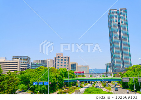 【大阪府】6月・新御堂筋を横断する大阪モノレールと千里中央駅周辺の都市風景 102669103