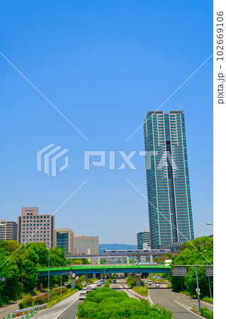 【大阪府】6月・新御堂筋を横断する大阪モノレールと千里中央駅周辺の都市風景 102669106