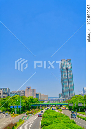 【大阪府】6月・新御堂筋を横断する大阪モノレールと千里中央駅周辺の都市風景 102669108