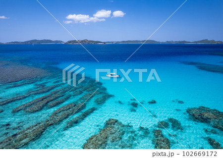 【沖縄・渡嘉敷島・空撮写真】渡嘉志久ビーチ沖の透明度が高い海と船を空撮② 【沖縄・渡嘉敷島・空撮写真】渡嘉志久ビーチ沖の透明度が高い海と船を空撮② 102669172