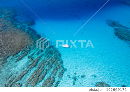【沖縄・渡嘉敷島・空撮写真】渡嘉志久ビーチ沖の透明度が高い海と船を空撮③ 【沖縄・渡嘉敷島・空撮写真】渡嘉志久ビーチ沖の透明度が高い海と船を空撮③ 102669173