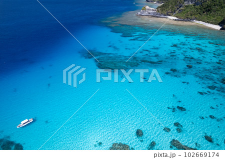 【沖縄・渡嘉敷島・空撮写真】渡嘉志久ビーチ沖の透明度が高い海と船を空撮④ 【沖縄・渡嘉敷島・空撮写真】渡嘉志久ビーチ沖の透明度が高い海と船を空撮④ 102669174