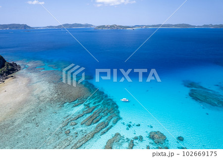 【沖縄・渡嘉敷島・空撮写真】渡嘉志久ビーチ沖の透明度が高い海と船を空撮⑤ 【沖縄・渡嘉敷島・空撮写真】渡嘉志久ビーチ沖の透明度が高い海と船を空撮⑤ 102669175