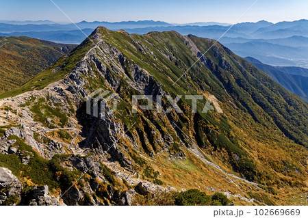 中央アルプス・宝剣岳山頂から見る伊那前岳と八ヶ岳の山並み 102669669