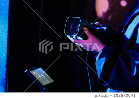 配信用動画を撮影するスタッフ 102670041