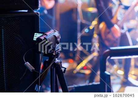ライブハウスで配信用動画を撮影するビデオカメラ 102670045