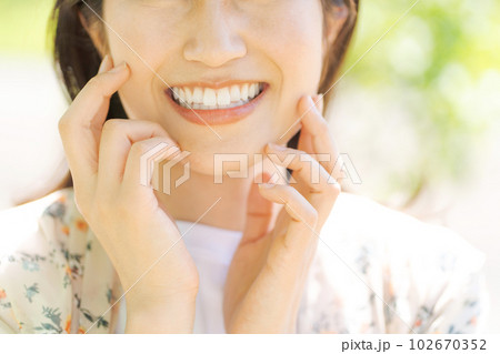新緑の中で微笑む女性の画像 102670352