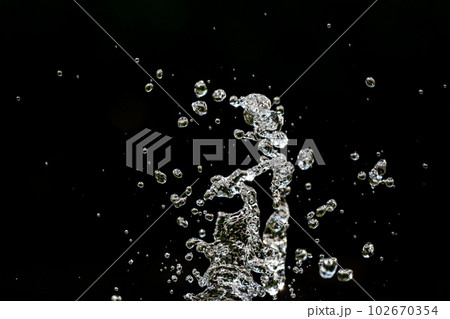 水のスプラッシュ背景 黒背景 102670354