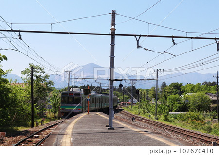武甲山をバックに走る秩父鉄道の列車 和銅黒谷駅付近 武甲山をバックに走る秩父鉄道の列車 和銅黒谷駅付近 102670410