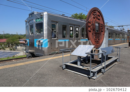 和銅黒谷駅に停車する秩父鉄道の列車 102670412