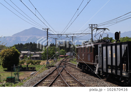 武甲山をバックに走る秩父鉄道の貨物列車 和銅黒谷駅付近の写真素材 [102670416] - PIXTA