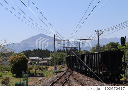 武甲山をバックに走る秩父鉄道の貨物列車 和銅黒谷駅付近 武甲山をバックに走る秩父鉄道の貨物列車 和銅黒谷駅付近 102670417