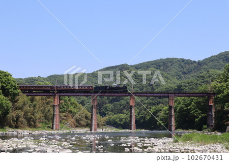 荒川橋梁を渡る秩父鉄道・SLパトラエクスプレス 上長瀞駅―親鼻駅間 荒川橋梁を渡る秩父鉄道・SLパトラエクスプレス 上長瀞駅―親鼻駅間 102670431