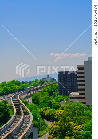 【大阪府】6月・さわやかな青空の北大阪、中国自動車と大阪モノレール 102670484