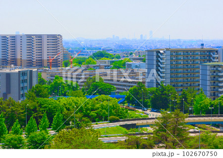 【大阪府】6月・さわやかな青空の北大阪と中国自動車 102670750