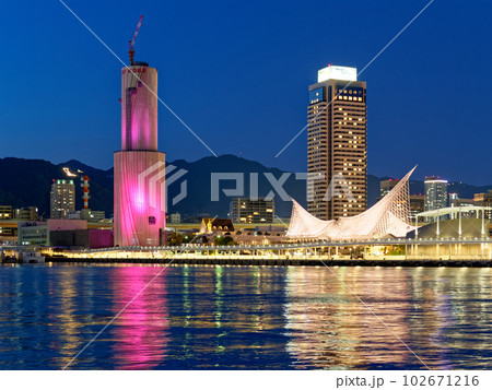 神戸港 ハーバーランドから見る中突堤の夜 (リニューアル工事中のポートタワー) 102671216