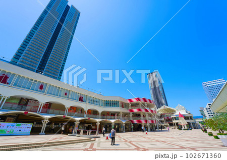 【大阪府】6月・爽やかな青空の北大阪の繫華街、せんちゅうパル 102671360