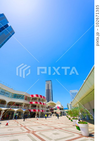 【大阪府】6月・爽やかな青空の北大阪の繫華街、せんちゅうパル 102671385