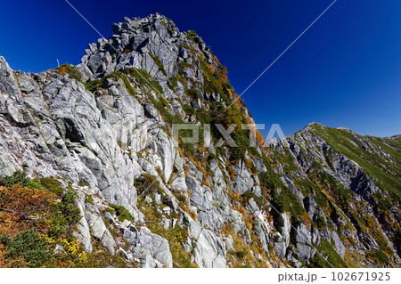秋色の中央アルプス・宝剣岳と伊那前岳 秋色の中央アルプス・宝剣岳と伊那前岳 102671925