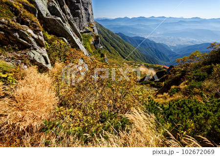 中央アルプス・宝剣岳稜線から見る紅葉の千畳敷カールと南アルプス・富士山 102672069