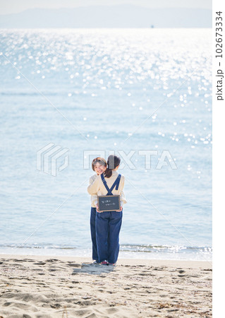 海でブラックボードを持つ若い女性と友達 海でブラックボードを持つ若い女性と友達 102673334