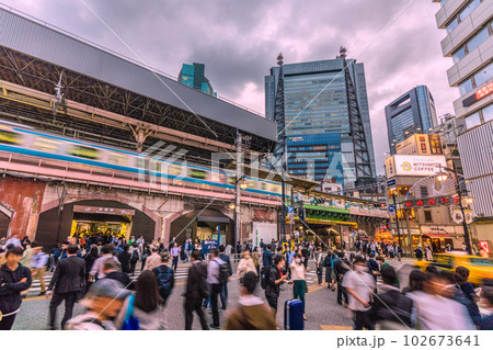 日本の東京都市景観 5類移行後の初の金曜日。多くの人たちが行き交う新橋駅(烏森口）前…＝5月12日 102673641