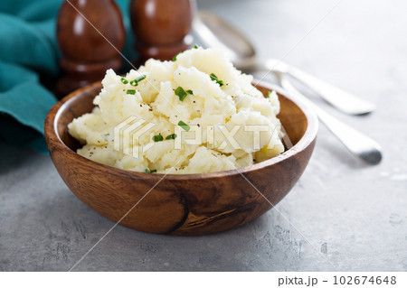 Fluffy mashed potatoes with chives 102674648