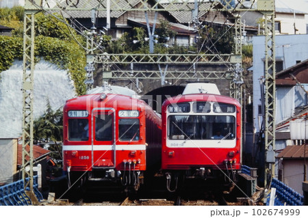 京急の戸部駅からの眺め、トンネル手前で並んだ旧1000形快特と800形普通列車、1982年6月22日 京急の戸部駅からの眺め、トンネル手前で並んだ旧1000形快特と800形普通列車、1982年6月22日 102674999
