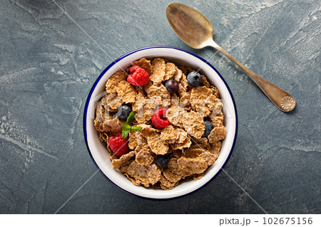 Multigrain healthy cereals with fresh berry 102675156