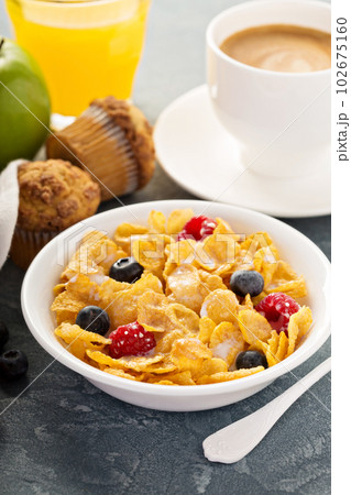 Cornflakes cereals with berries 102675160