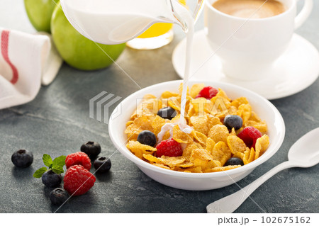 Cornflakes cereals with berries 102675162