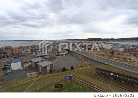 厚岸霧多布昆布森国定公園の厚岸湖と厚岸大橋（道の駅厚岸グルメパーク） 102675202