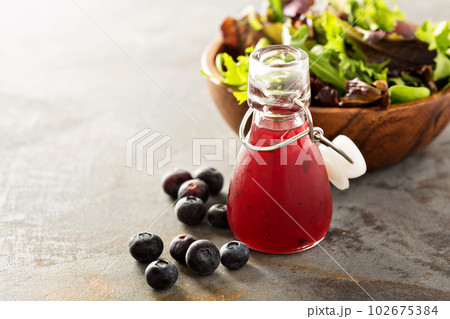 Blueberry vinaigrette salad dressing 102675384
