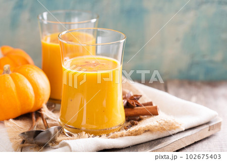 Fresh pumpkin juice 102675403