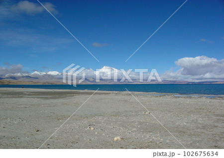 西チベット　マナサロワール湖とナムナニ峰 102675634