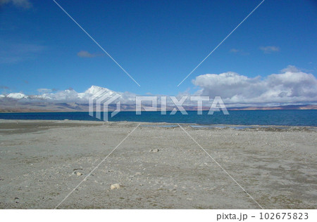 西チベット　マナサロワール湖とナムナニ峰 102675823