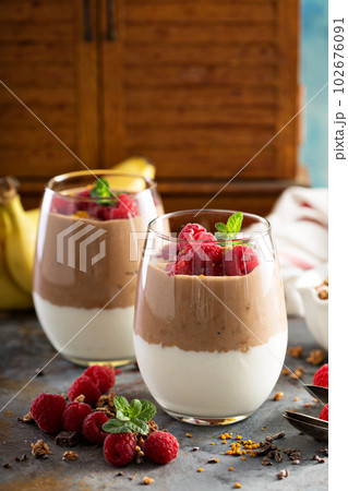 Banana and chocolate yogurt parfait 102676091