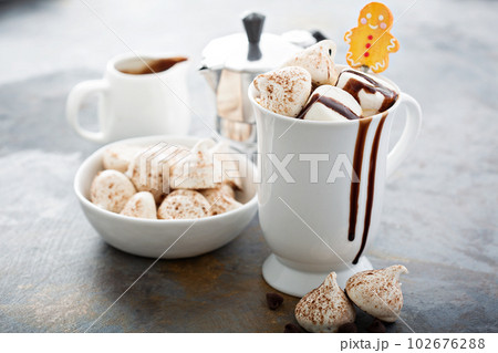 Hot chocolate with marshmallows and little meringues 102676288