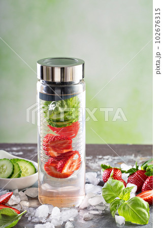 Infused detox water with strawberry 102676315