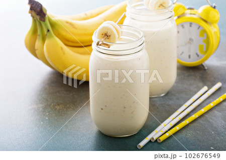 Banana smoothie in mason jars Banana smoothie in mason jars 102676549