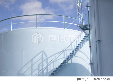 港の貯蔵タンク 港の貯蔵タンク 102677236