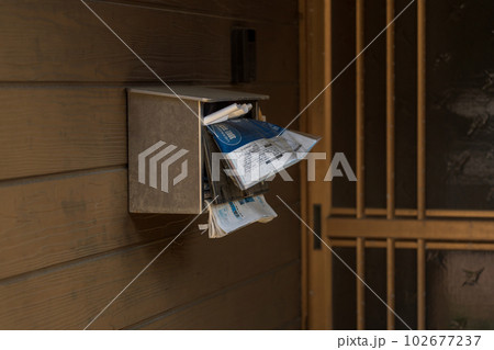 空き家に溜まった手紙 102677237