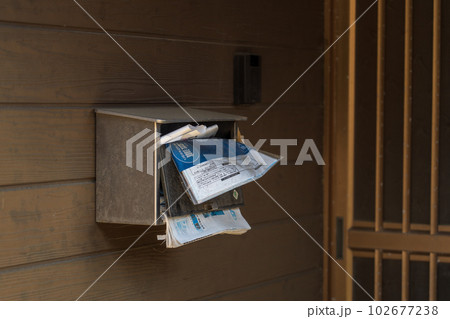 空き家に溜まった手紙 空き家に溜まった手紙 102677238