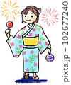 りんご飴とヨーヨーを持って夏祭りを楽しむ浴衣を着た女の子 102677240