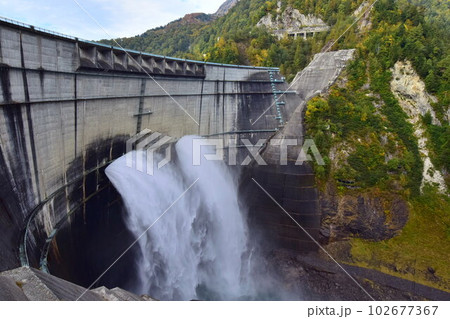 【富山・長野】黒部ダムの放流。立山黒部アルペンルート、日本アルプスの立山連峰が美しい 【富山・長野】黒部ダムの放流。立山黒部アルペンルート、日本アルプスの立山連峰が美しい 102677367
