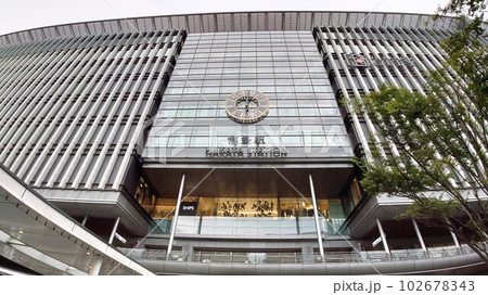 博多駅の博多口から見上げる大時計 博多駅の博多口から見上げる大時計 102678343